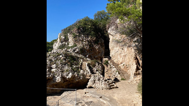 Sentier des douaniers appelé aussi sentiers du littoral ou sentier de Tirepoil au Cap d'Antibes