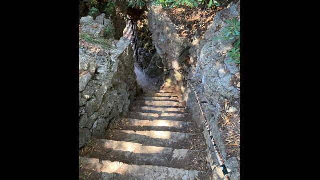 Sentier des douaniers appelé aussi sentiers du littoral ou sentier de Tirepoil au Cap d'Antibes