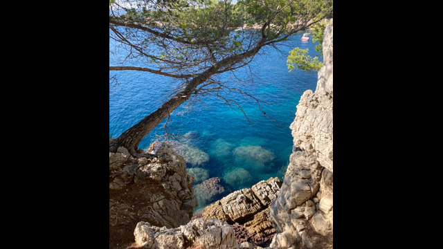 Sentier des douaniers appelé aussi sentiers du littoral ou sentier de Tirepoil au Cap d'Antibes