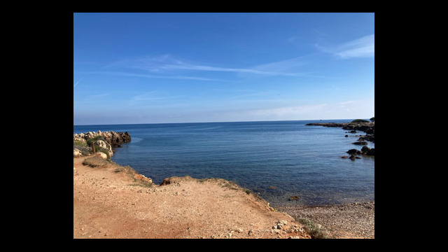 Sentier des douaniers appelé aussi sentiers du littoral ou sentier de Tirepoil au Cap d'Antibes