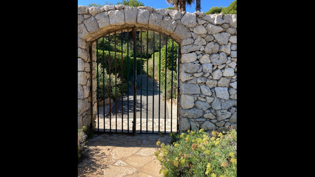 Sentier des douaniers appelé aussi sentiers du littoral ou sentier de Tirepoil au Cap d'Antibes