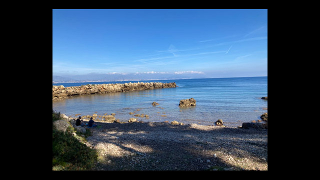 Sentier des douaniers appelé aussi sentiers du littoral ou sentier de Tirepoil au Cap d'Antibes