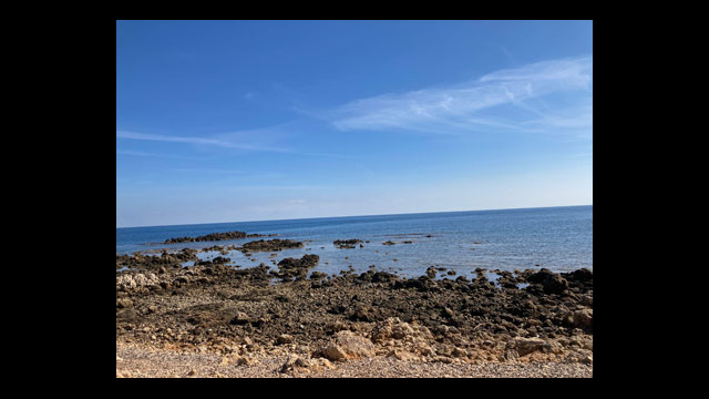 Sentier des douaniers appelé aussi sentiers du littoral ou sentier de Tirepoil au Cap d'Antibes