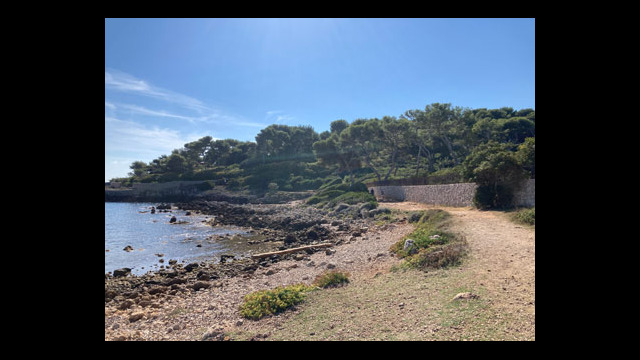Sentier des douaniers appelé aussi sentiers du littoral ou sentier de Tirepoil au Cap d'Antibes