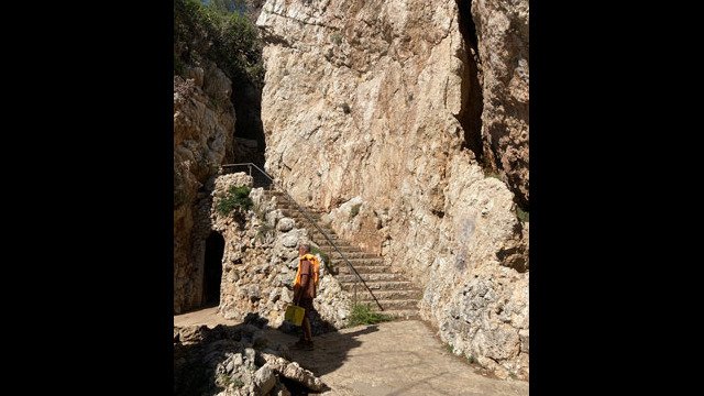 Sentier des douaniers appelé aussi sentiers du littoral ou sentier de Tirepoil au Cap d'Antibes