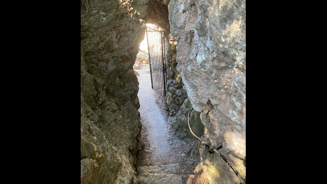 Sentier des douaniers appelé aussi sentiers du littoral ou sentier de Tirepoil au Cap d'Antibes