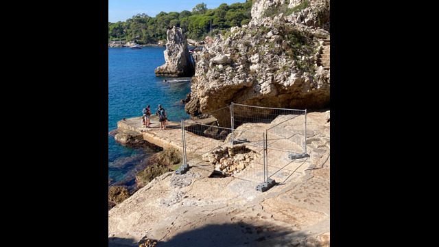 Sentier des douaniers appelé aussi sentiers du littoral ou sentier de Tirepoil au Cap d'Antibes