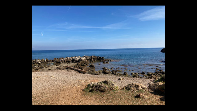 Sentier des douaniers appelé aussi sentiers du littoral ou sentier de Tirepoil au Cap d'Antibes