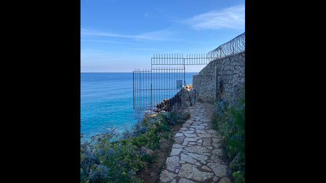 Sentier des douaniers appelé aussi sentiers du littoral ou sentier de Tirepoil au Cap d'Antibes