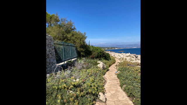 Sentier des douaniers appelé aussi sentiers du littoral ou sentier de Tirepoil au Cap d'Antibes