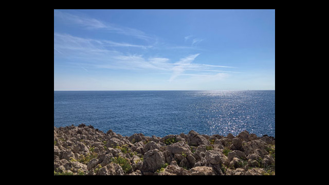Sentier des douaniers appelé aussi sentiers du littoral ou sentier de Tirepoil au Cap d'Antibes