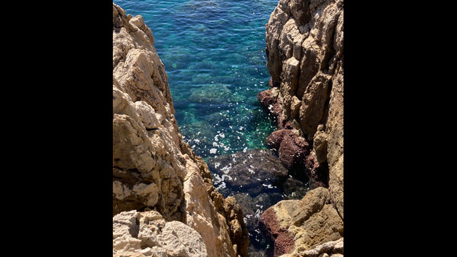 Sentier des douaniers appelé aussi sentiers du littoral ou sentier de Tirepoil au Cap d'Antibes