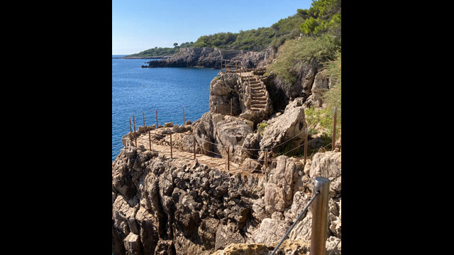 Sentier des douaniers appelé aussi sentiers du littoral ou sentier de Tirepoil au Cap d'Antibes