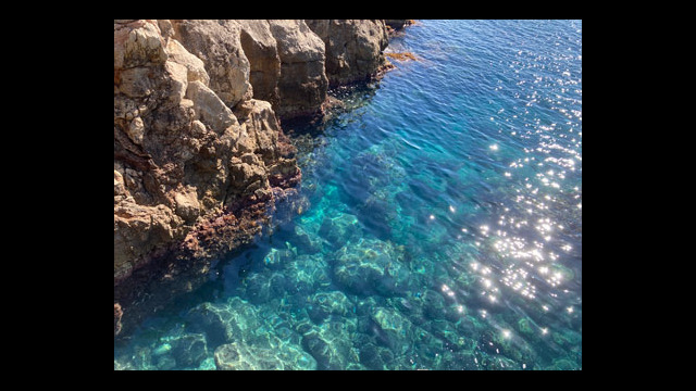 Sentier des douaniers appelé aussi sentiers du littoral ou sentier de Tirepoil au Cap d'Antibes