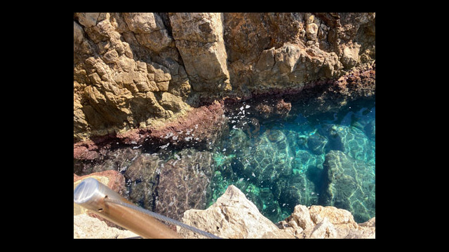 Sentier des douaniers appelé aussi sentiers du littoral ou sentier de Tirepoil au Cap d'Antibes