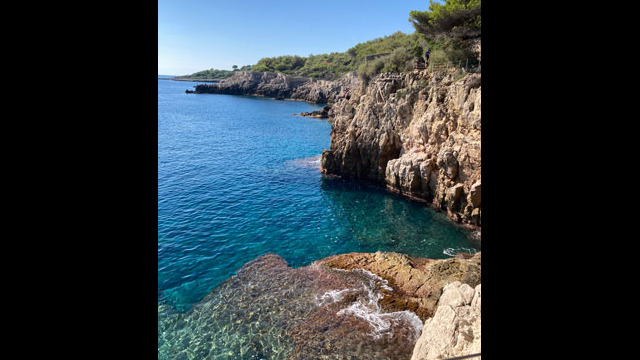 Sentier des douaniers appelé aussi sentiers du littoral ou sentier de Tirepoil au Cap d'Antibes