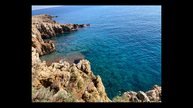 Sentier des douaniers appelé aussi sentiers du littoral ou sentier de Tirepoil au Cap d'Antibes