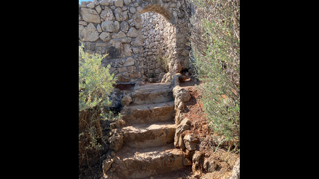 Escalier escarpé sur le Sentier des douaniers appelé aussi sentiers du littoral ou sentier de Tirepoil au Cap d'Antibes
