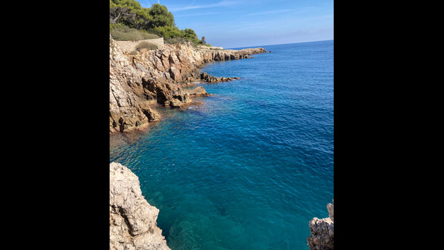 Le long du Sentier des douaniers appelé aussi sentiers du littoral ou sentier de Tirepoil au Cap d'Antibes