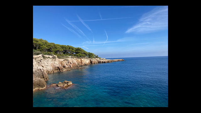 Sentier des douaniers appelé aussi sentiers du littoral ou sentier de Tirepoil au Cap d'Antibes