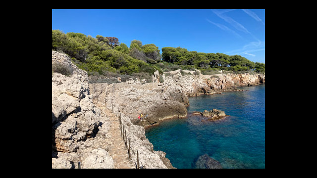 Sentier des douaniers appelé aussi sentiers du littoral ou sentier de Tirepoil au Cap d'Antibes