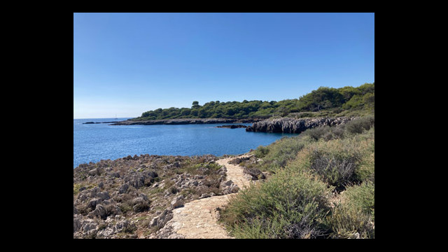 Sentier des douaniers appelé aussi sentiers du littoral ou sentier de Tirepoil au Cap d'Antibes