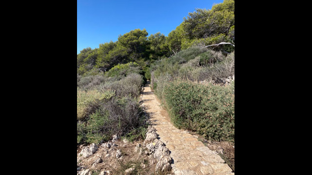 Sentier des douaniers appelé aussi sentiers du littoral ou sentier de Tirepoil au Cap d'Antibes
