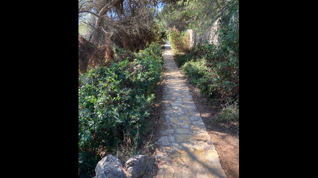 Sentier des douaniers appelé aussi sentiers du littoral ou sentier de Tirepoil au Cap d'Antibes