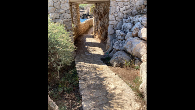 Sentier des douaniers appelé aussi sentiers du littoral ou sentier de Tirepoil au Cap d'Antibes