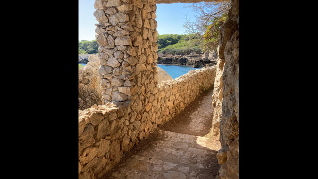 Sentier des douaniers appelé aussi sentiers du littoral ou sentier de Tirepoil au Cap d'Antibes