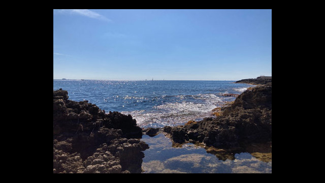 Sentier des douaniers appelé aussi sentiers du littoral ou sentier de Tirepoil au Cap d'Antibes