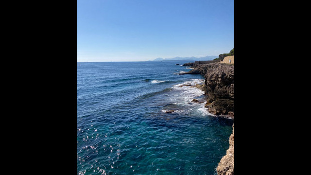 Sentier des douaniers appelé aussi sentiers du littoral ou sentier de Tirepoil au Cap d'Antibes