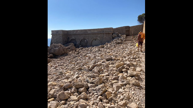 Sentier des douaniers appelé aussi sentiers du littoral ou sentier de Tirepoil au Cap d'Antibes