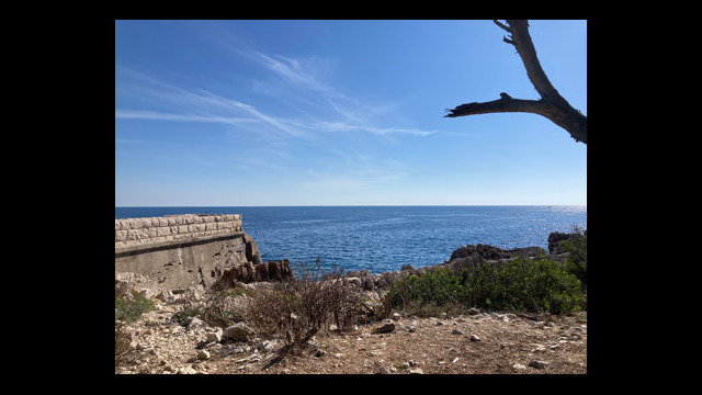 Sentier des douaniers appelé aussi sentiers du littoral ou sentier de Tirepoil au Cap d'Antibes