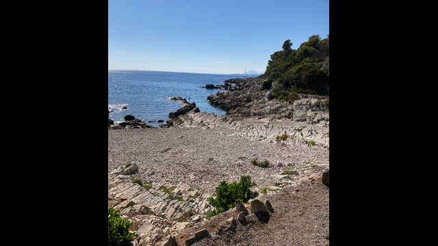 Sentier des douaniers appelé aussi sentiers du littoral ou sentier de Tirepoil au Cap d'Antibes