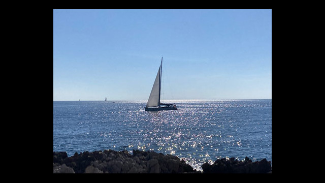Vue au large depuis le sentier de Tirepoil au Cap d'Antibes