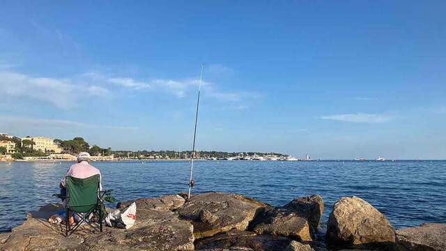 Pêcheur antibois sur une digue de Juan-les-Pins