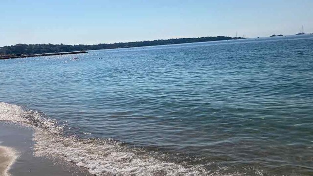 Plage de Juan les Pins, vue sur le Cap d'Antibes
