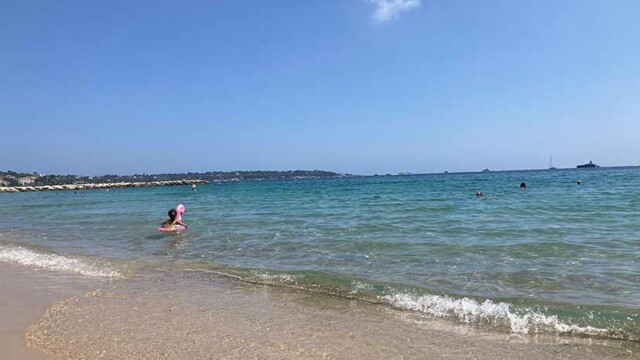 Plage de Juan les pins , au loin le Cap d'Antibes