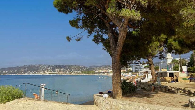 Entrée d'une jolie plage de Juan les Pins
