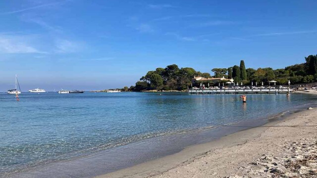 La plage de la Garoupe en allant vers le Cap d'Antibes