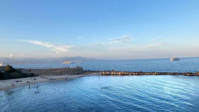 Vue sur la plage de la Gravette et au loin Nice