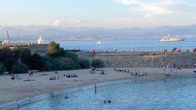 La plage de la Gravette a antibes à coté des remparts du port en début de soirée