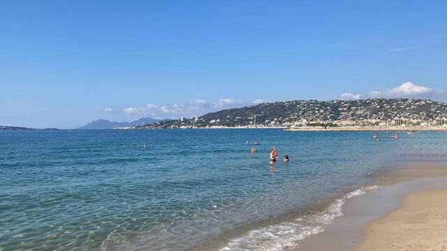 Plage de Juan-les-Pins, au fond port de Golfe-juan et le Palm Beach A Juan les Pins plages