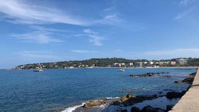 Vue sur le début du Cap d'Antibes et la Salis depuis les remparts
