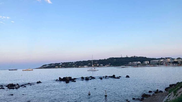 Le Cap d'Antibes au loin et l'extrémité de la plage de la Salis